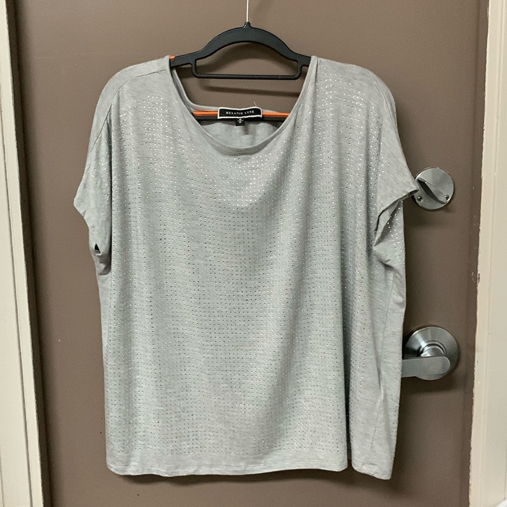 MELANIE LYNE RHINESTONE SHORT SLEEVE TOP SIZE MEDIUM